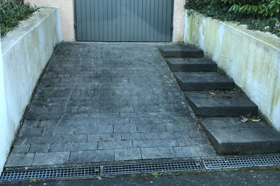 Projekt Garagenauffahrt Hof Betonstein grau Mauer Beton Anstrich vorher