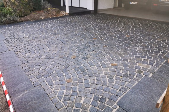 Projekt Garageneinfahrt Naturstein Granit Pflaster Platten grau nachher