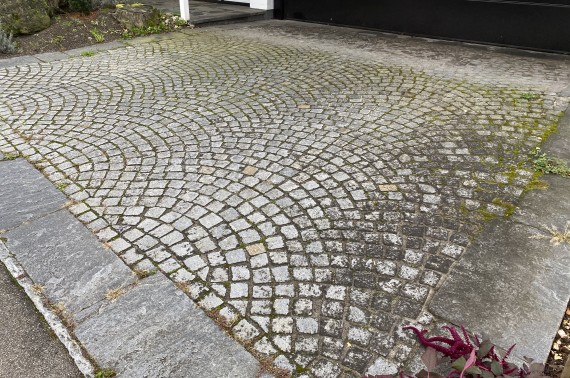 Projekt Garageneinfahrt Naturstein Granit Pflaster Platten grau vorher