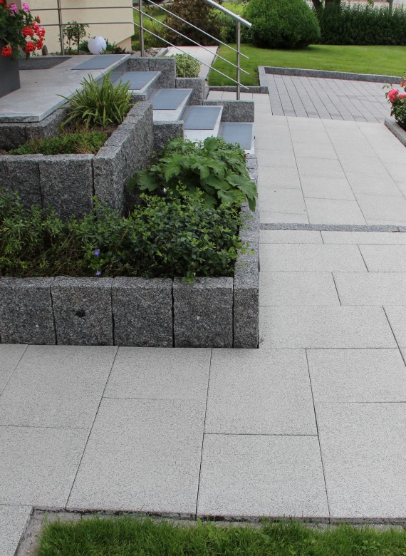 Projekt Weg Betonstein grau Einfassung Granit Haustreppe nachher